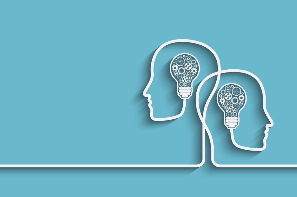 Oppiminen. Kaksi kasvoprofiilia, joiden sisässä lamput.