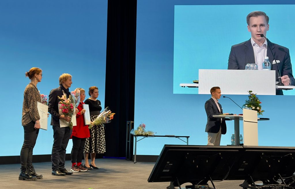 Hammaslääkärilehden kirjoituspalkinto 2025. Kuvassa kiitospuhetta pitää yksi kirjoittajista ja muut seisovat lavalla.