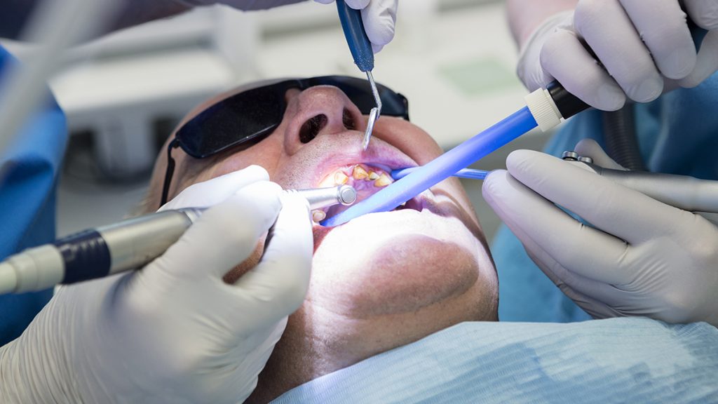 Mies hammaslääkärin vastaanotolla.