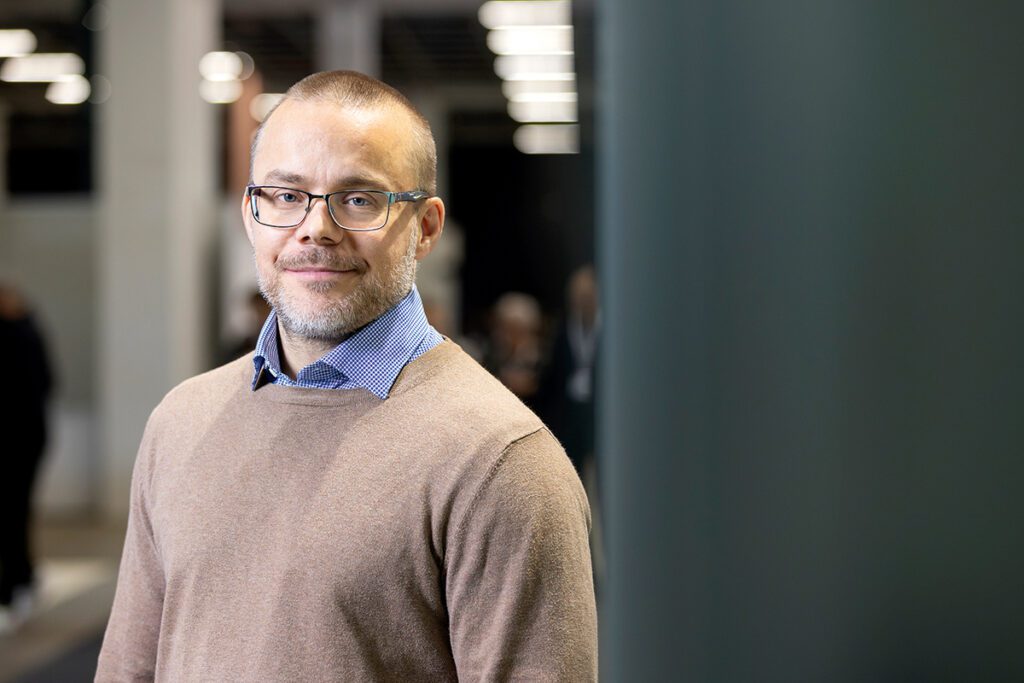 Jussi Hernesniemi luennoi Verihiutale-estäjien tai verenohennuslääkkeiden tauotuksesta Hammaslääkäripäivillä 2025.