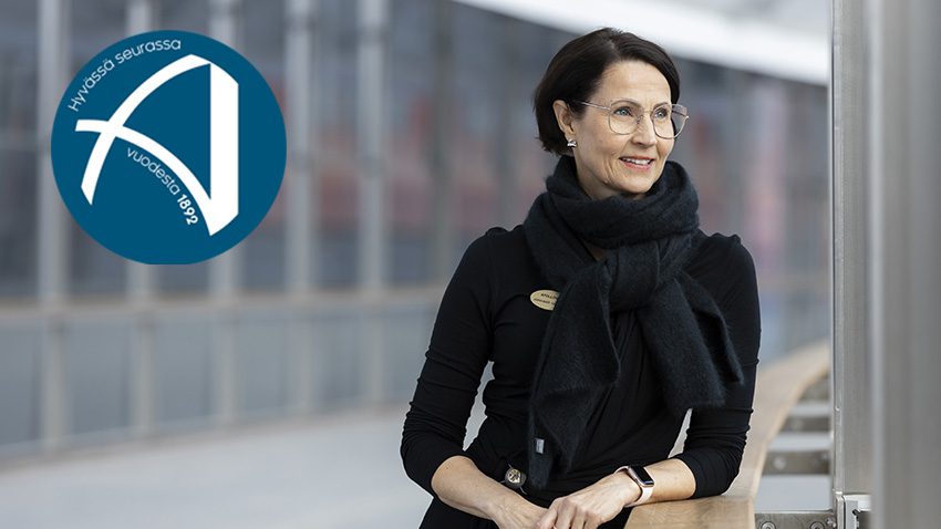 Annamari Nihtilä. Kuvassa myös Hyvässä seurassa jo vuodesta 1892 -logo