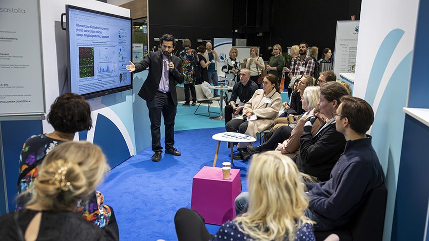 Kongressiesitys Hammaslääkäripäivillä 2025. Kuvassa esittelijä ja yleisöä.