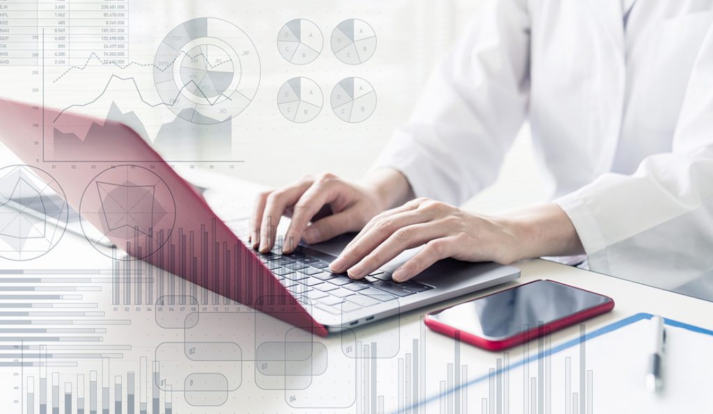 Tutkija kirjoittaa tietokoneella.