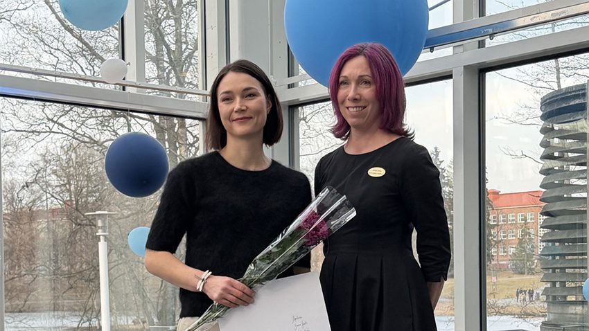 Emma Juuri palkittiin Painotuoretta tiedettä -kirjoituksesta. palkinnon ojensi Mataleena Parikka.