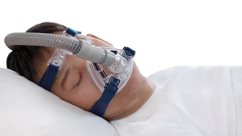 Uniapnea-verkkokurssi Kuvassa CPAP-maski nukkuvan kasvoilla.