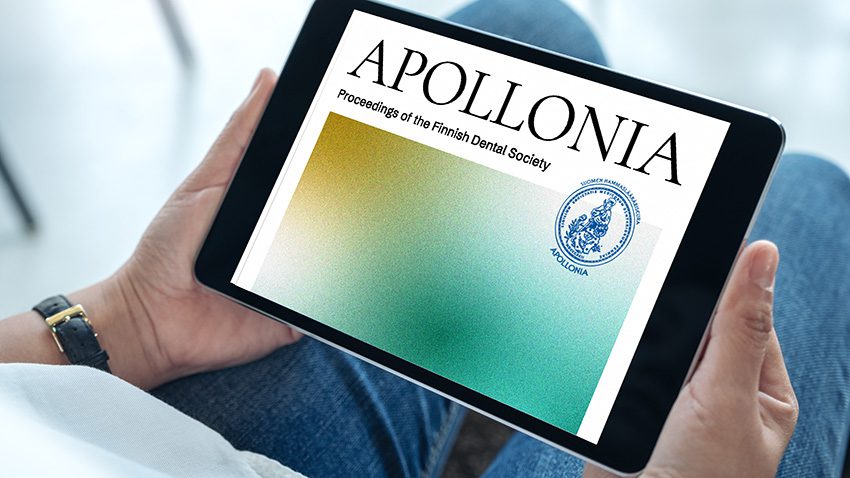 Apollonia-lehdelle JUFO-luokka 1 Padin näytössä Apollonia-lehti ja padi käsissä.