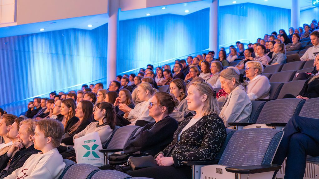 Apollonia Symposiumin 2026 yleisöä Tampere-talolla.