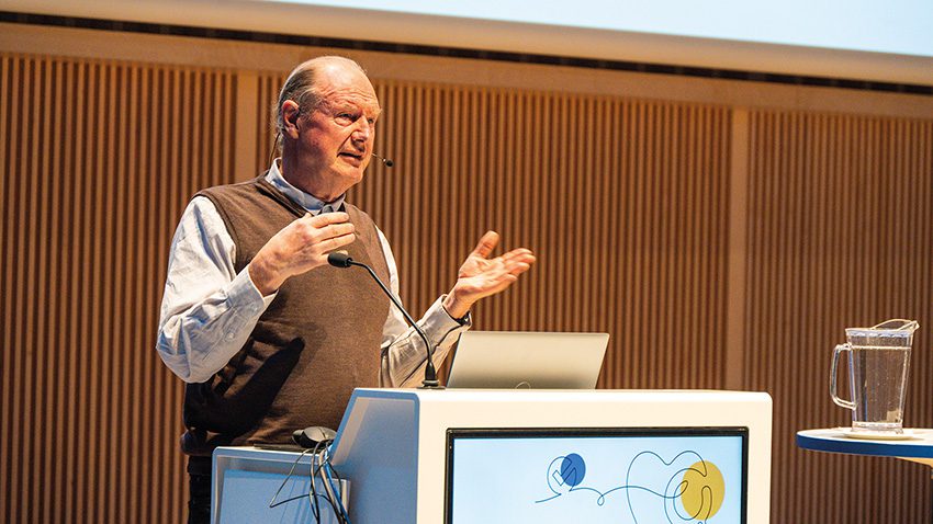 Svante Twetman Apollonia Symposiumissa 2026. Puhuja seisoo puhujanpöntön takana.