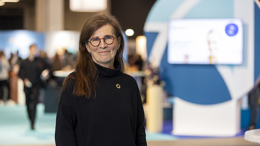 Päivi Mäntylä. Kuvan taustalla Hammaslääkäripäivät-tapahtuma.