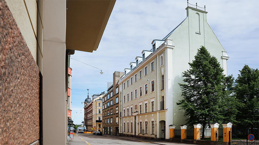 Tieteiden talo Helsingissä. Kuva otettu kadun toiselta puolelta.